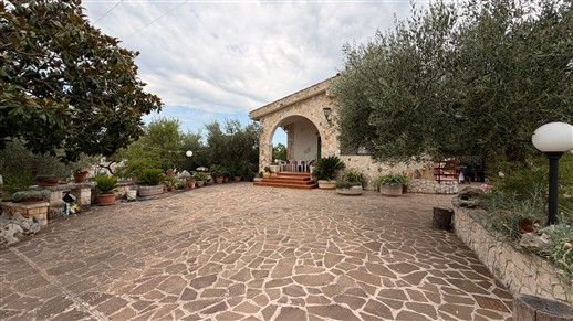 Villa Di 3 Vani e Acc. In Buono Stato, Rivestita In Pietra e Recintata.